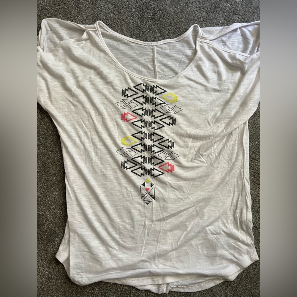 Mudd White Flowy Boho Arrow Design Cold Shoulder Tee Size Small